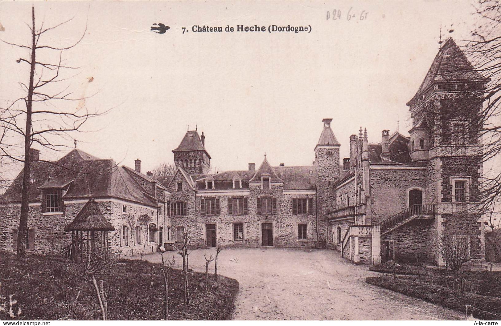 24 HAUTEFORT CHATEAU DE HAUTEFORT