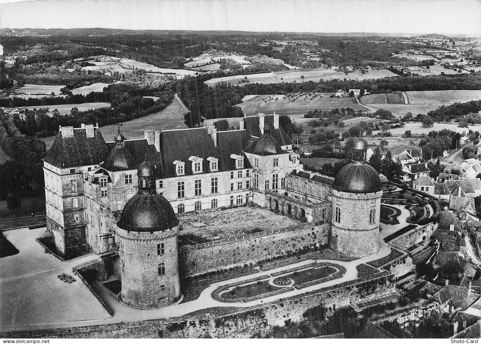 24 HAUTEFORT CHATEAU DE HAUTEFORT
