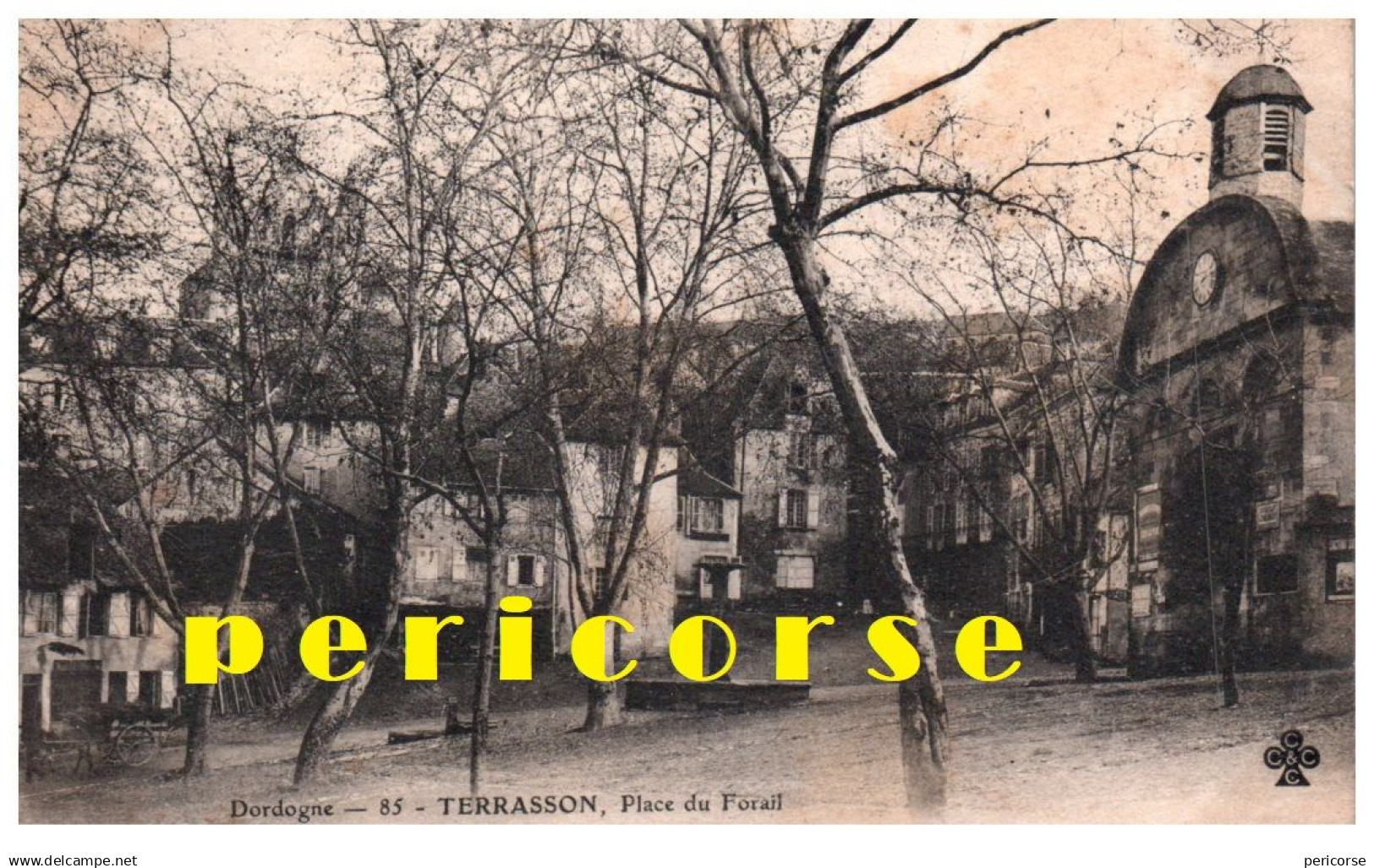 24 Terrasson   Place du Foirail