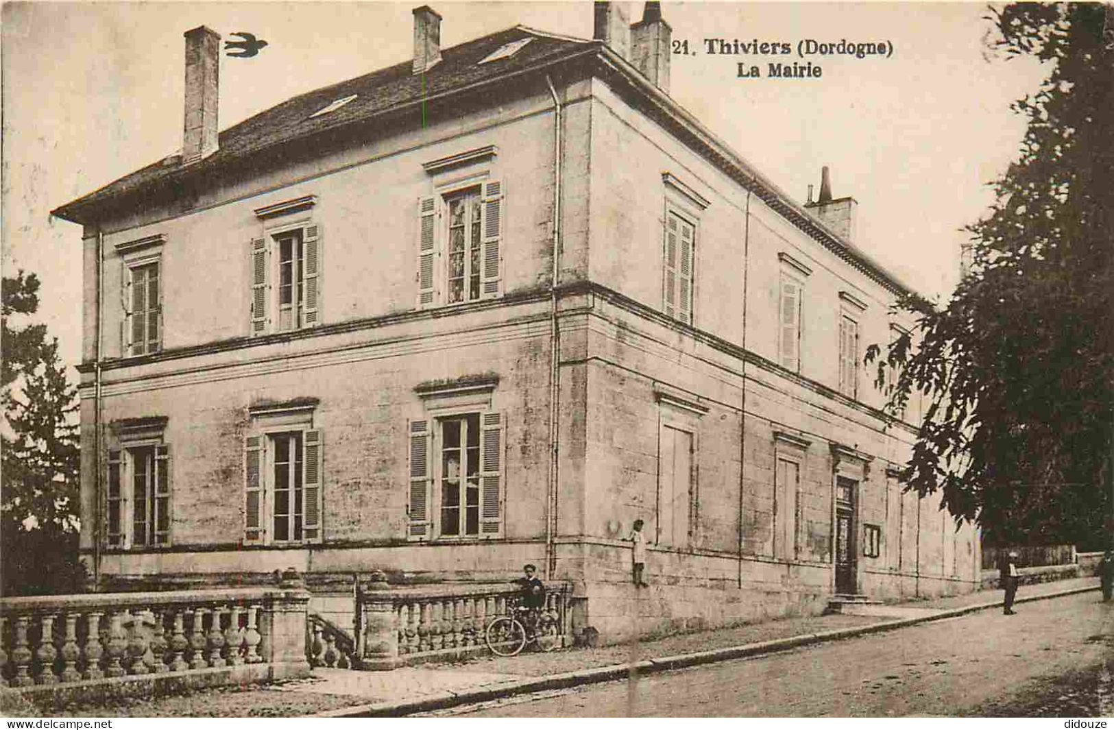 24 - Thiviers - La mairie - Animée - CPA - Oblitération - Voir Scans Recto-Verso