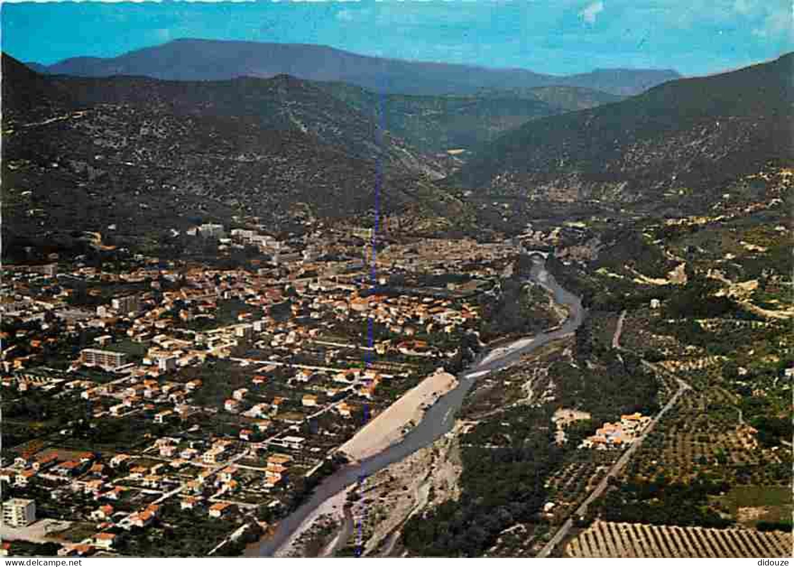 26 - Nyons - La Vallée de l'Aygues et la ville dans son cadre de Montagne - Vue aérienne - Flamme Postale de Nyons - CPM