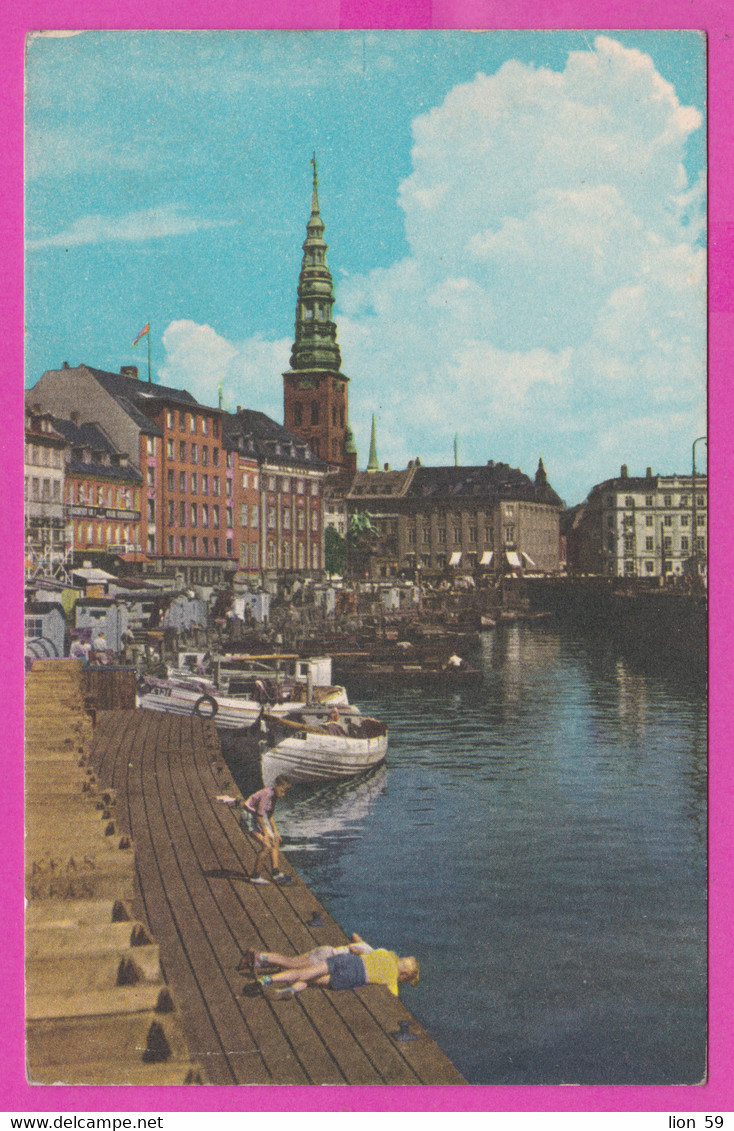 275219 / Denmark København Copenhagen - "Gammel Strand " port boat little boy Danemark Danemark Danimarca