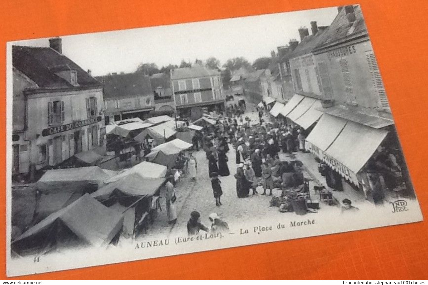 28  Auneau  La Place du Marché