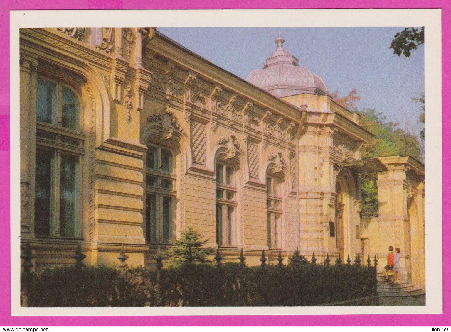 287109 / Moldova - Chișinău Kishinev -  Building Republican Art Museum people PC 1974 Moldavie Moldawie