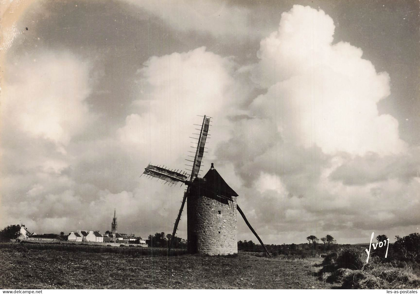 29 CLEDEN CAP SIZUN LE VIEUX MOULIN ET LE VILLAGE