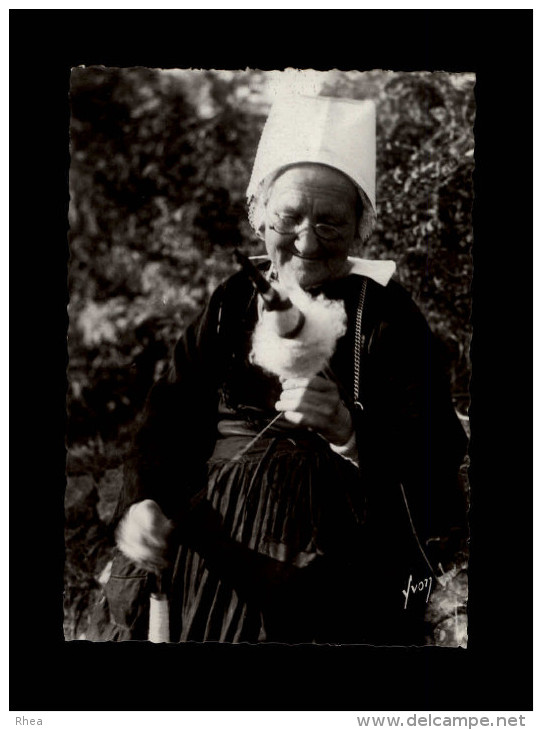 29 - CONFORT-MEILARS - Coiffe - costume - fileuse