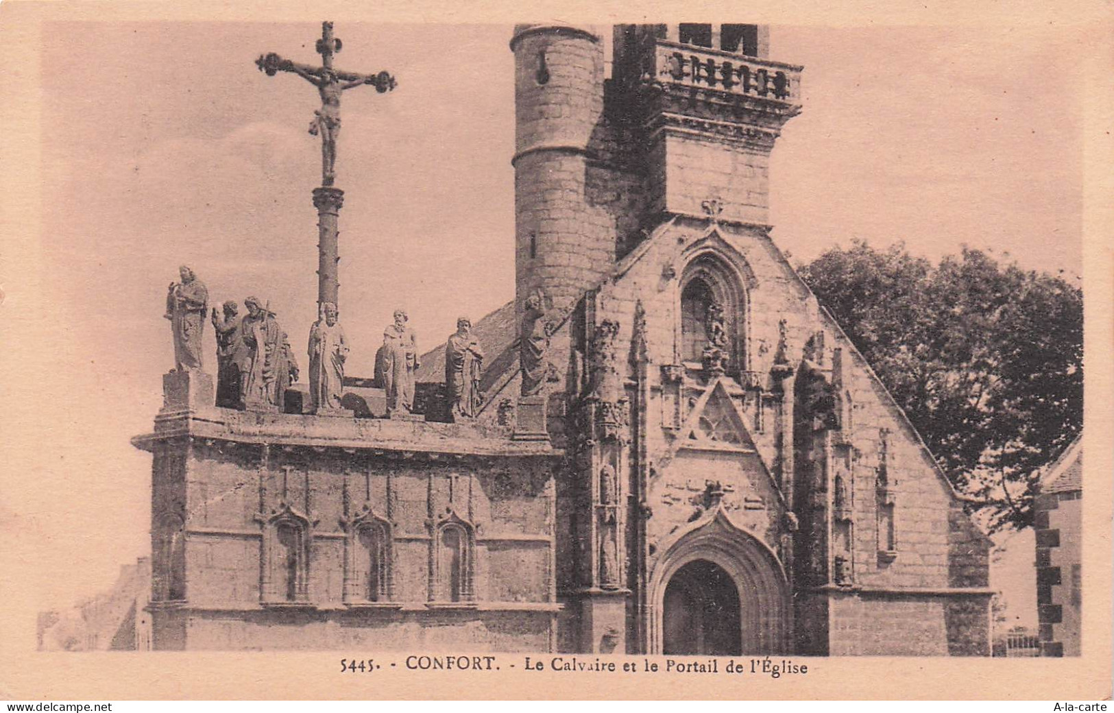 29 CONFORT MEILARS LE CALVAIRE ET LE PORTAIL DE L EGLISE