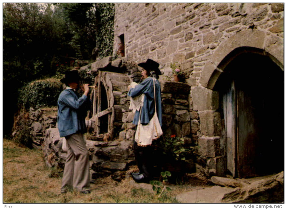 29 - LA FORET-FOUESNANT - cercle celtique - sonneurs