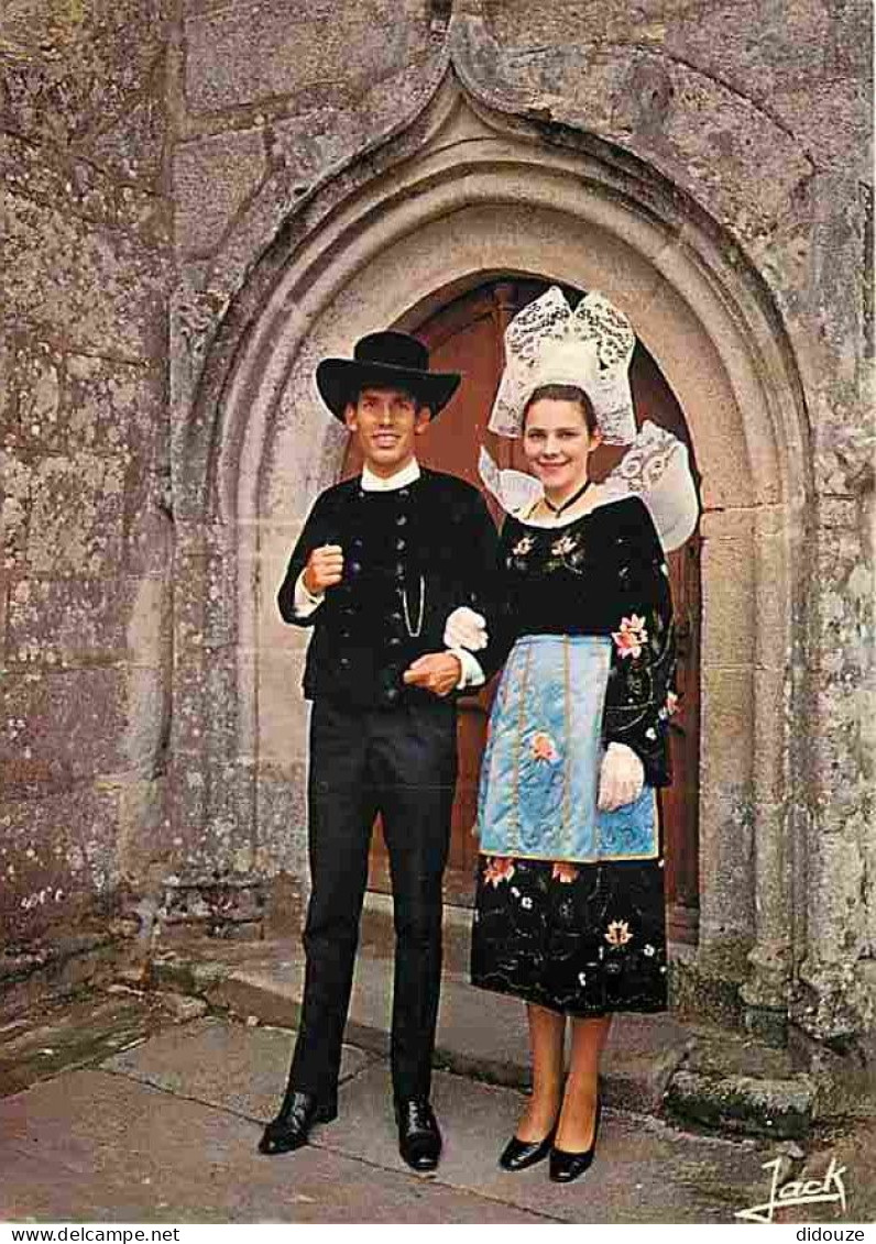 29 - La Foret Fouesnant - Couple en costumes devant le porche de l'église - Folklore - Coiffes - Carte Neuve - Voir Scan