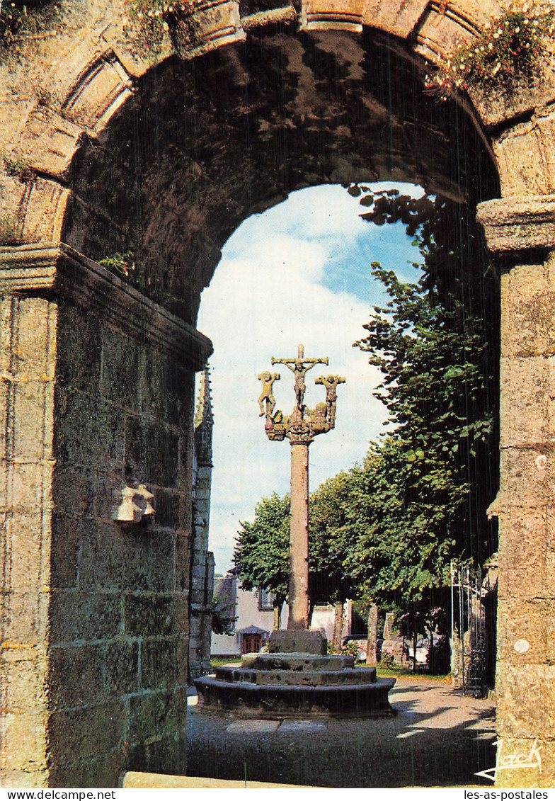 29 LAMPAUL GUIMILIAU LA CATHEDRALE