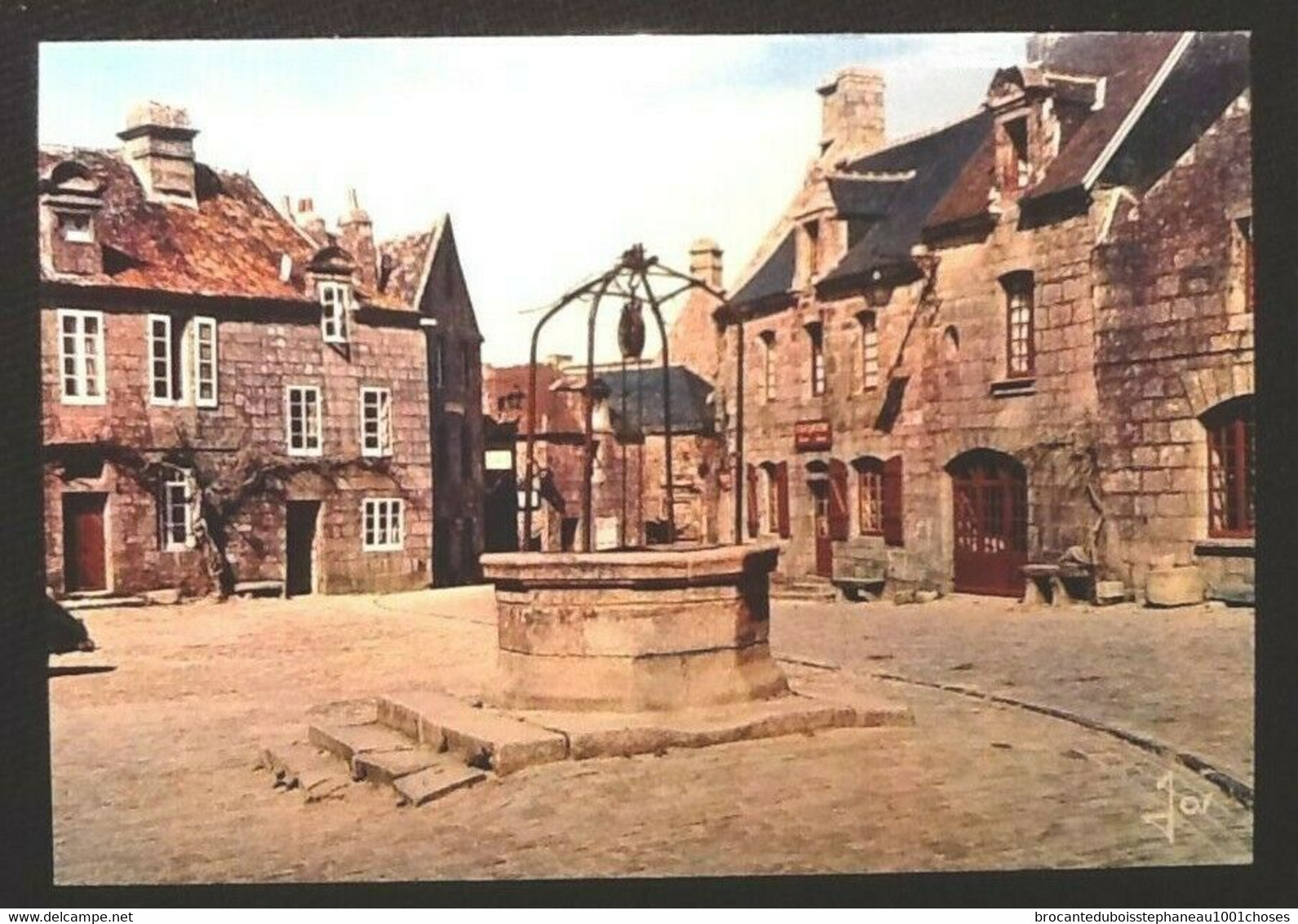 29  Locronan (Finistère)  Le vieux puits et les maisons Renaissance