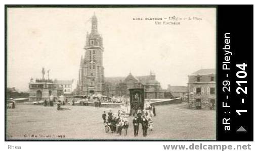 29 Pleyben - 5205. PLEYBEN - L'Eglise et la Place Une Procession - procession - procession br /  D29D  K29162K  C29162C