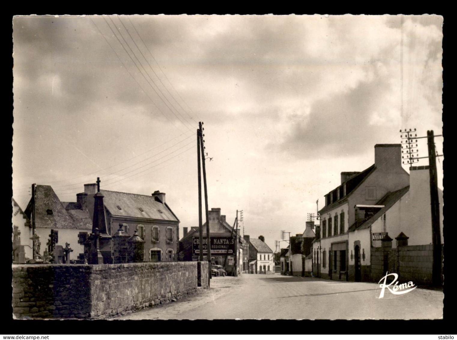 29 - PLOMEUR - LA RUE PRINCIPALE ET LA PLACE