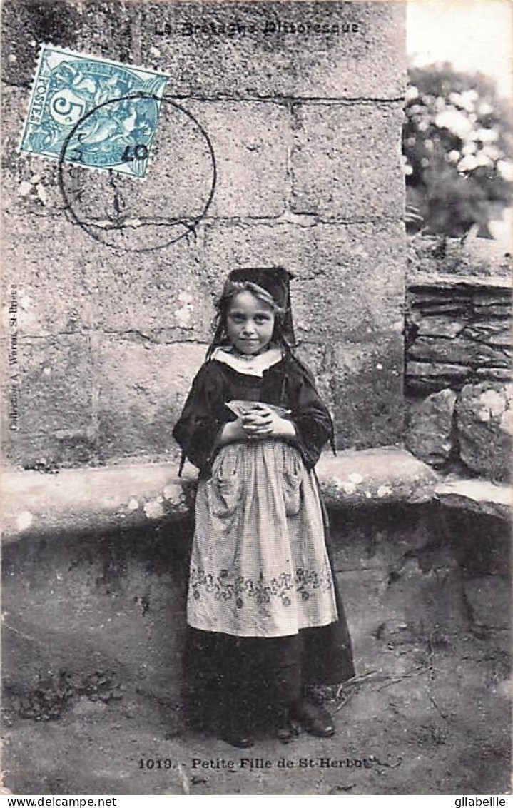 29 -  Plonevez  du Faou  - petite fille de Saint Herbot