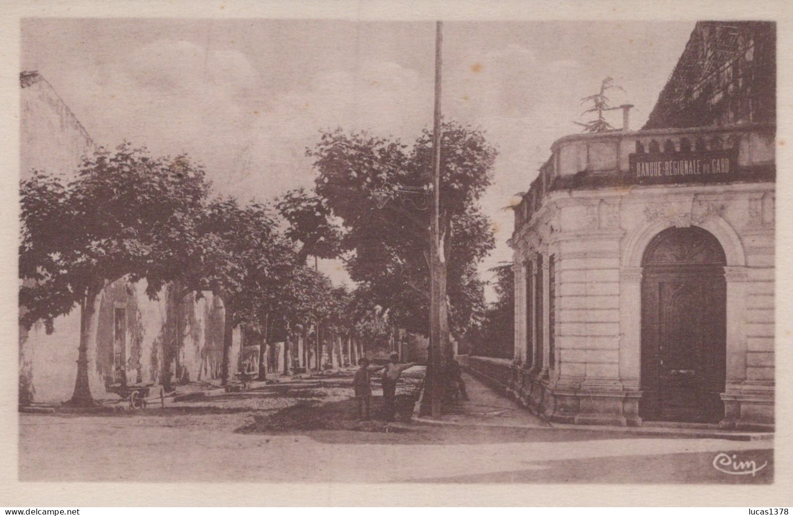 30 / AIGUES VIVES / L'AVENUE