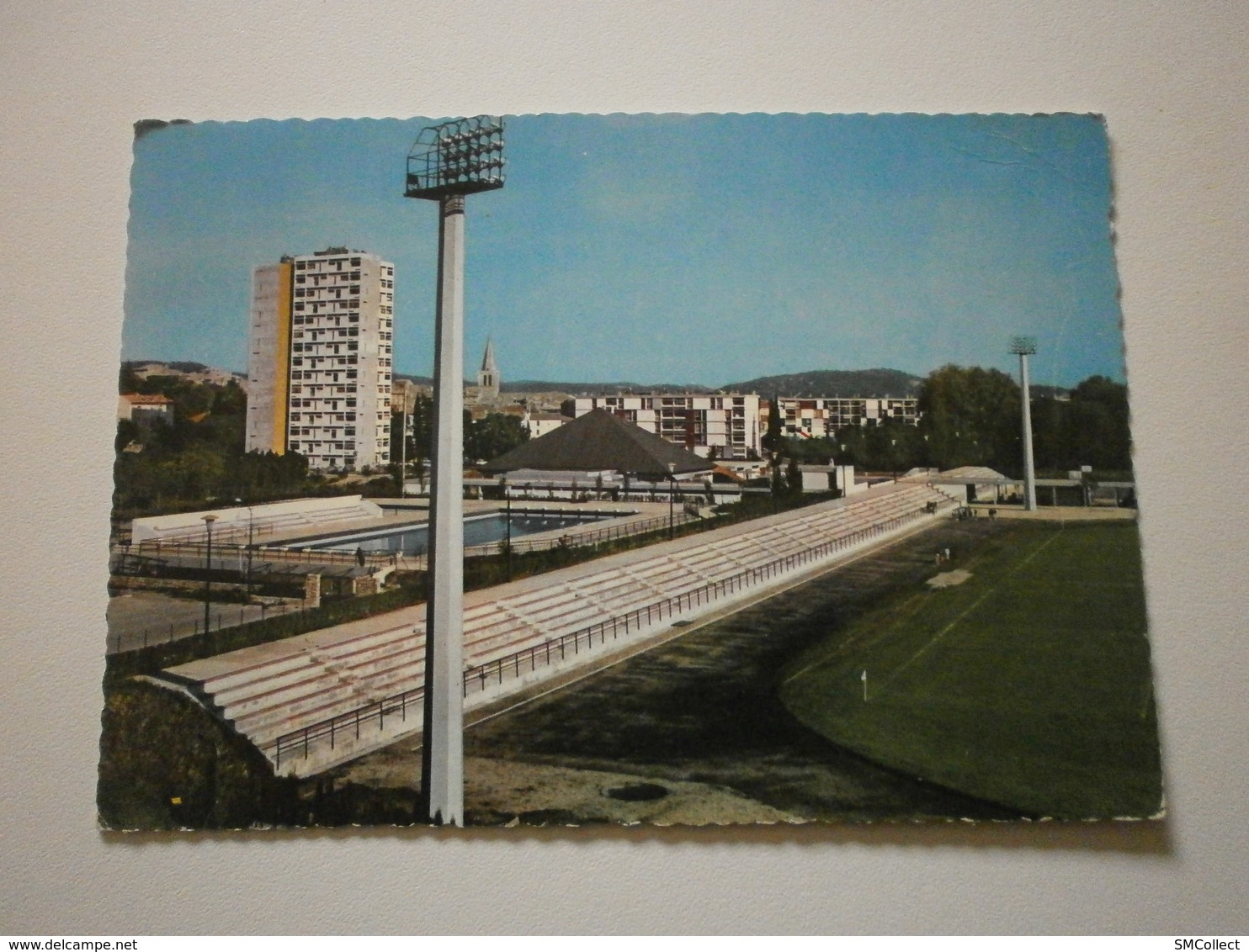 30 Bagnols sur Cèze, la piscine (GF909)