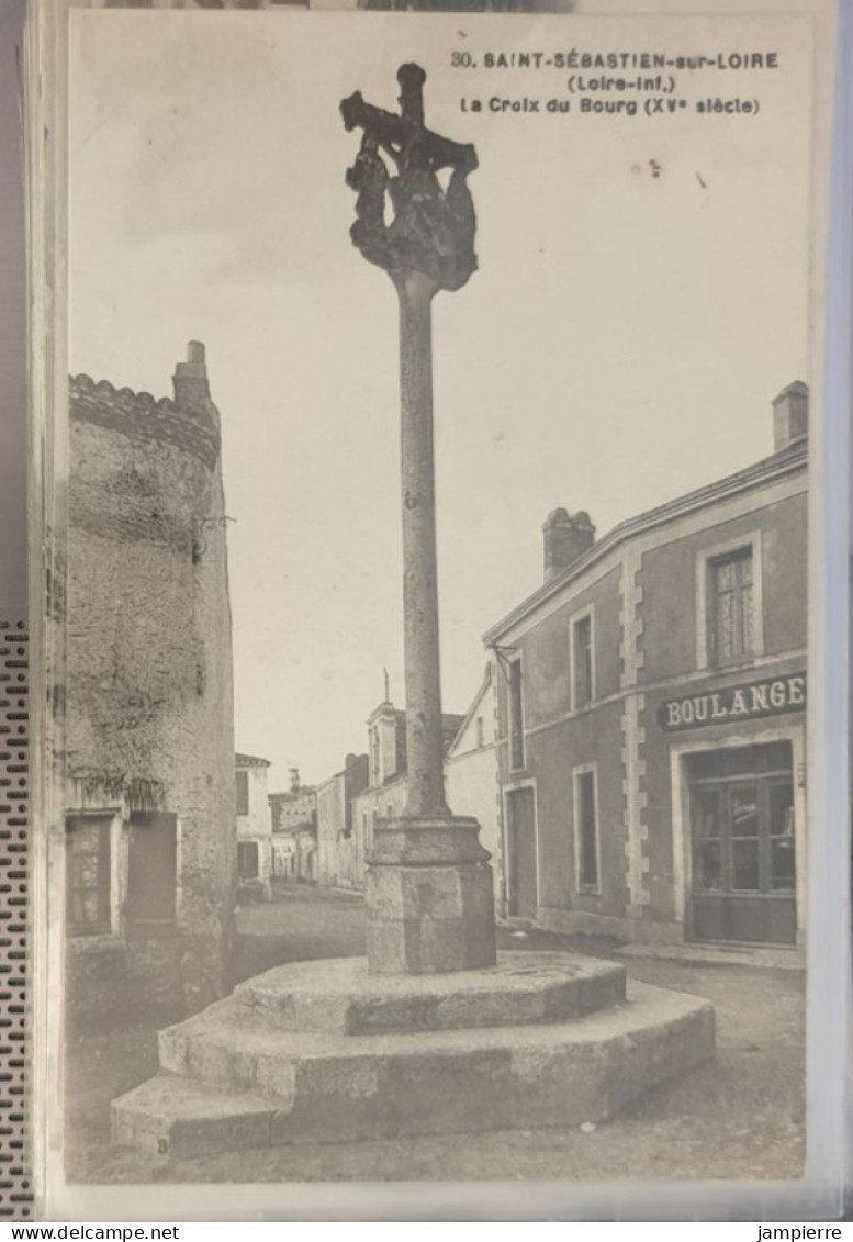 30. Saint-Sébastien-sur-Loire (Loire-Inf) - La Croix du Bourg (XVe siècle)