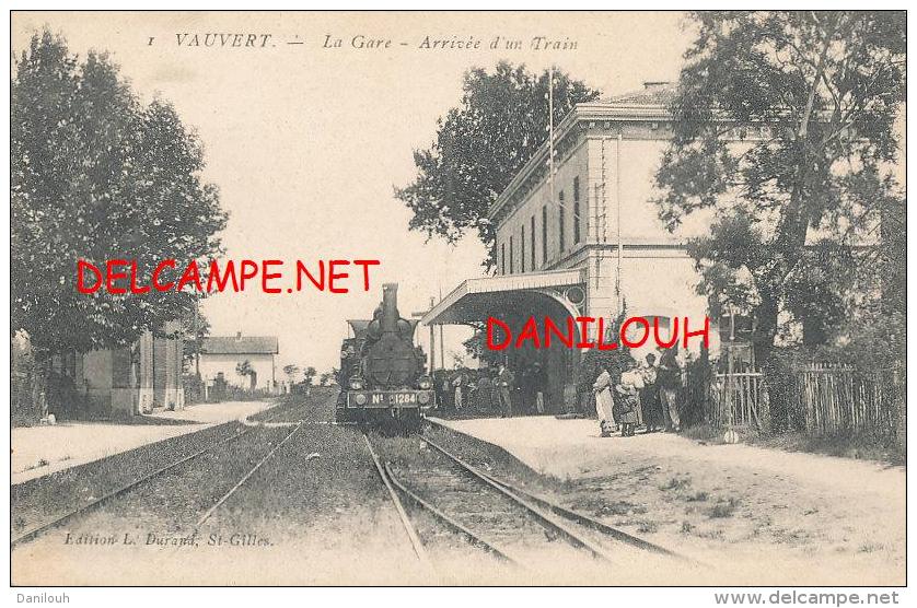 30 --- VAUVERT   La gare, arrivée d'un trin    edit Durand
