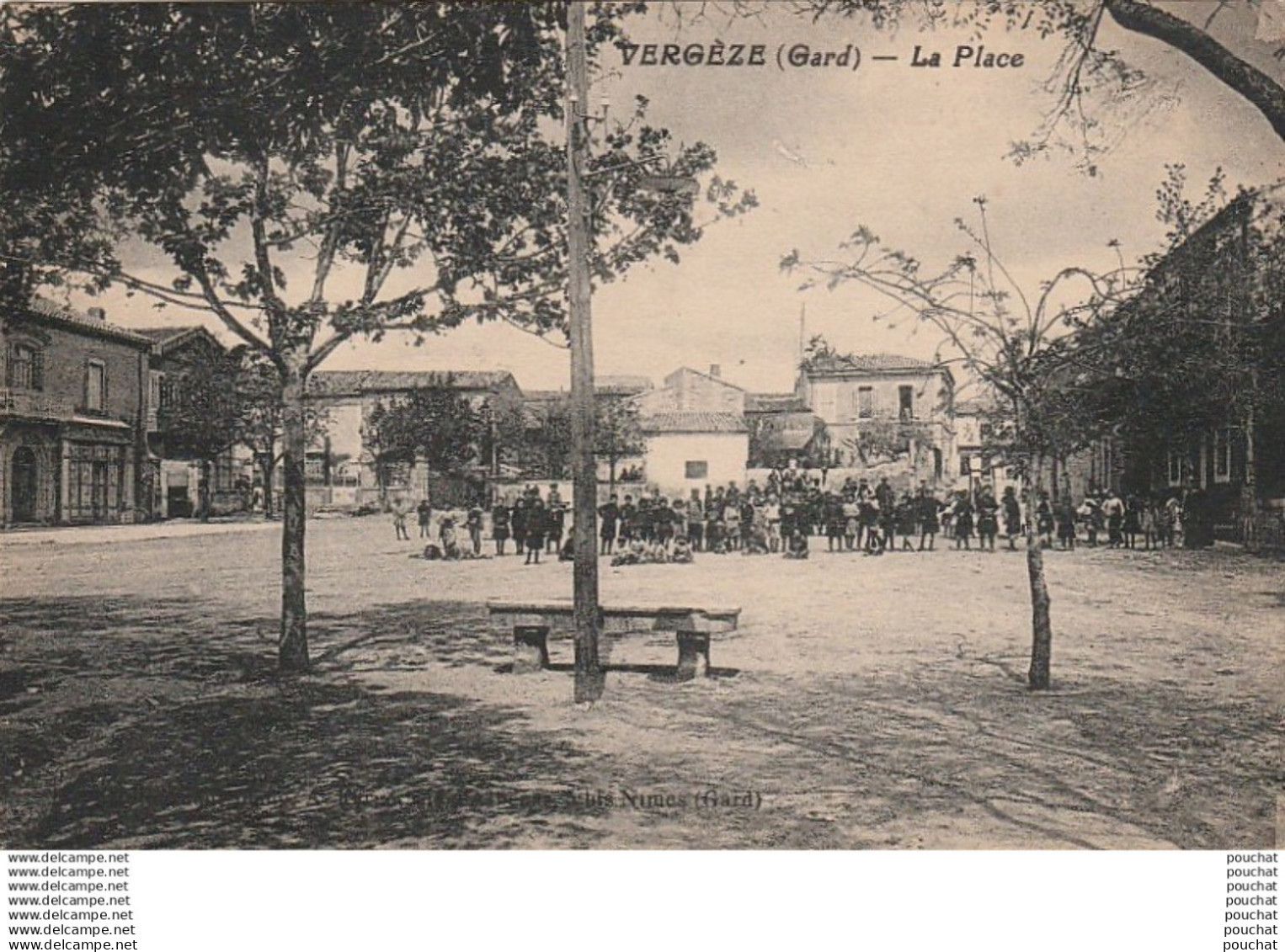 30) VERGEZE (GARD) LA PLACE - (ANIMEE - HABITANTS - 2 SCANS)
