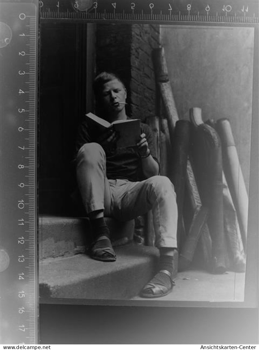 30103716 - Mann mit Buch