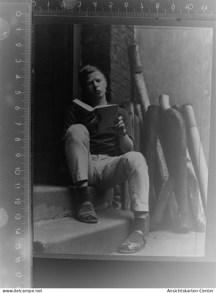 30103717 - Mann mit Buch