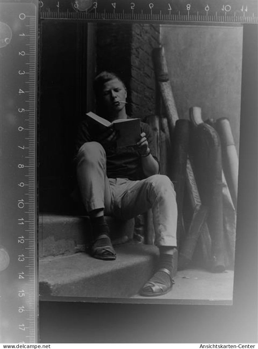 30103718 - Mann mit Buch