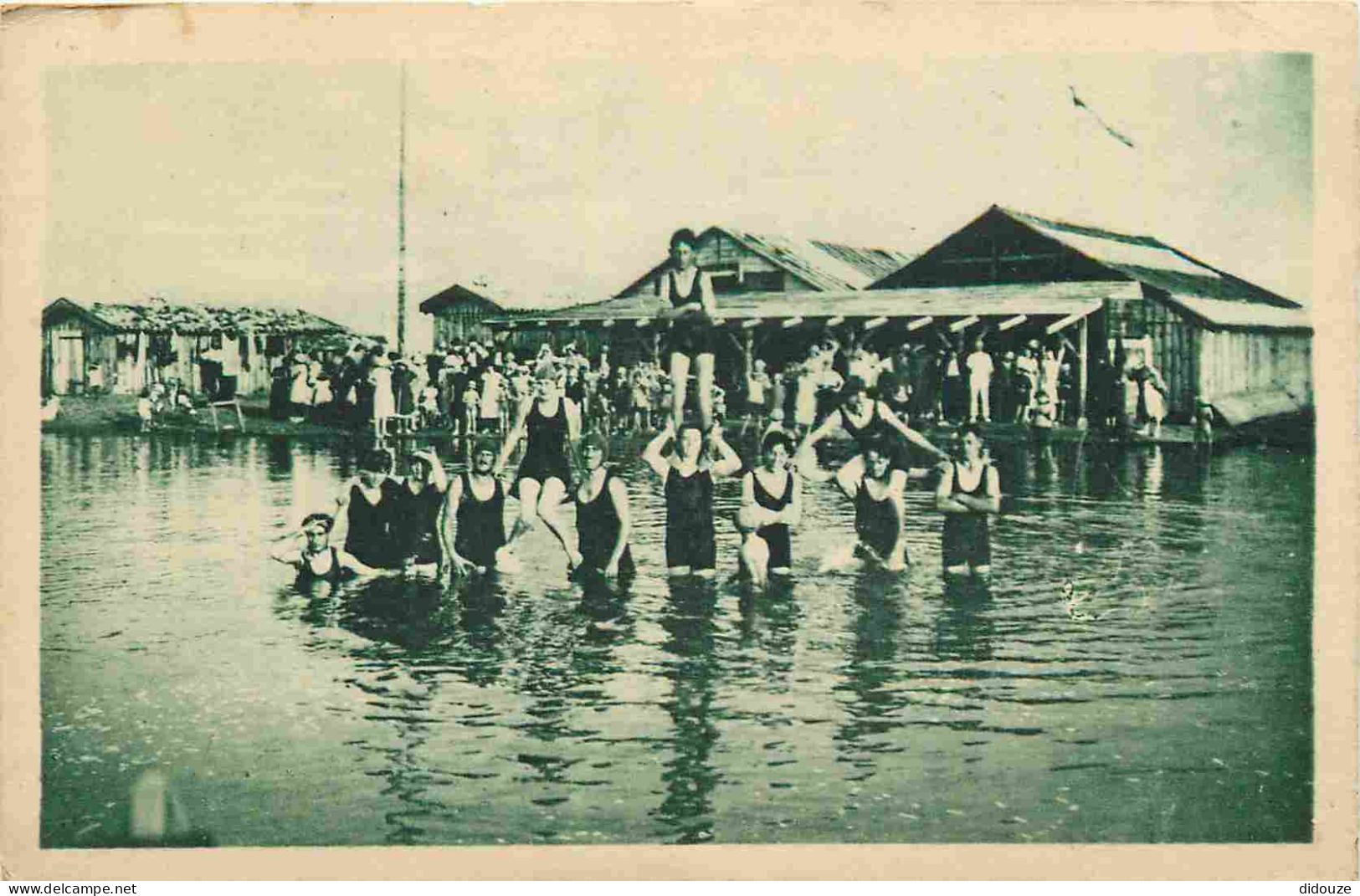33 - Gujan-Mestras - La Barbotière - Un groupe de Baigneurs - Animée - Femme en maillot de bain - CPA - Voir Scans Recto