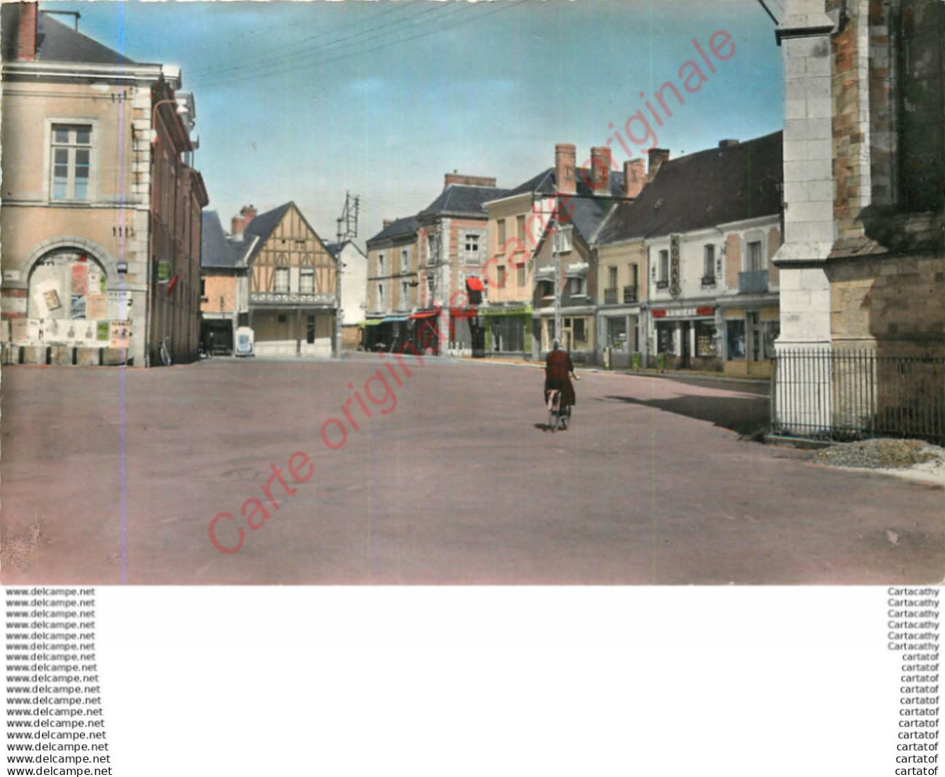 35.  LA GUERCHE DE BRETAGNE .  Place de l'Eglise .