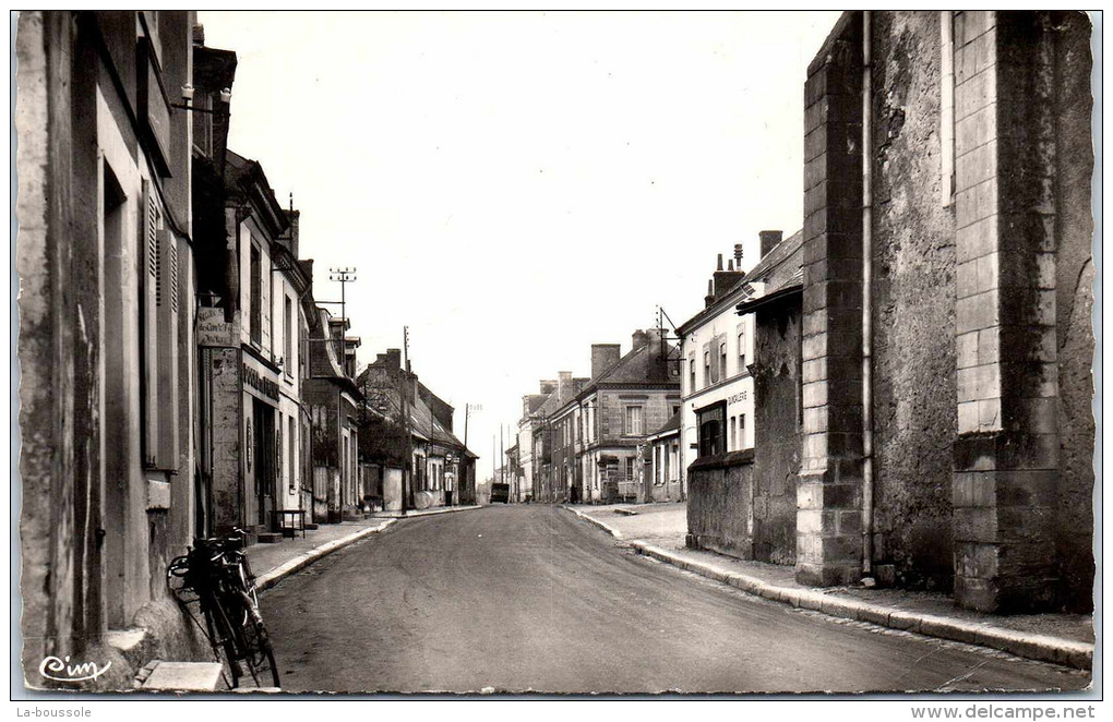 37 CLERE LES PINS - rue principale