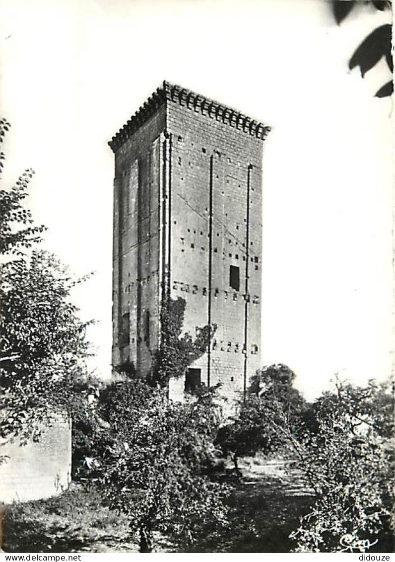 37 - Le Grand Pressigny - Le Donjon - Mention Photographie véritable - Carte dentelée - CPSM grand format - Carte Neuve