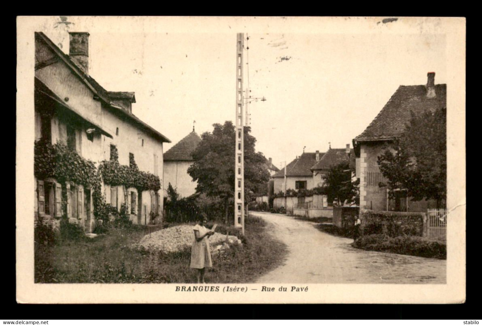 38 - BRANGUES - RUE DU PAVE