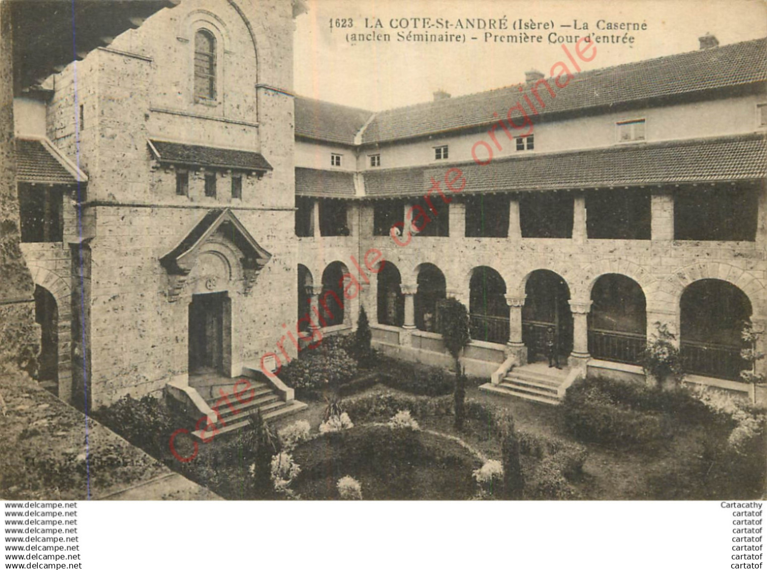 38.  LA COTE SAINT-ANDRE .  La Caserne . Ancien Séminaire . Première cour d'entrée .