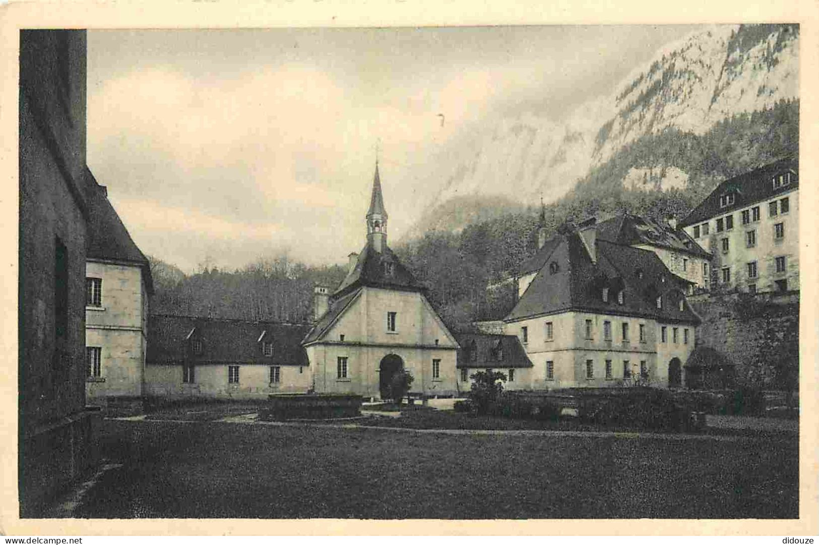38 - La Grande Chartreuse - Couvent de la Grande Chartreuse - La Cour d'honneur - CPA - Voir Scans Recto-Verso