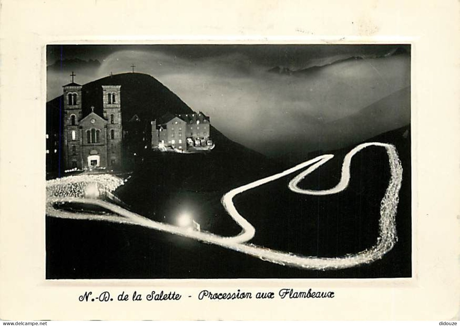 38 - La Salette - Pèlerinage de Notre Dame de La Salette - La Procession aux Flambeaux - Carte dentelée - CPSM grand for