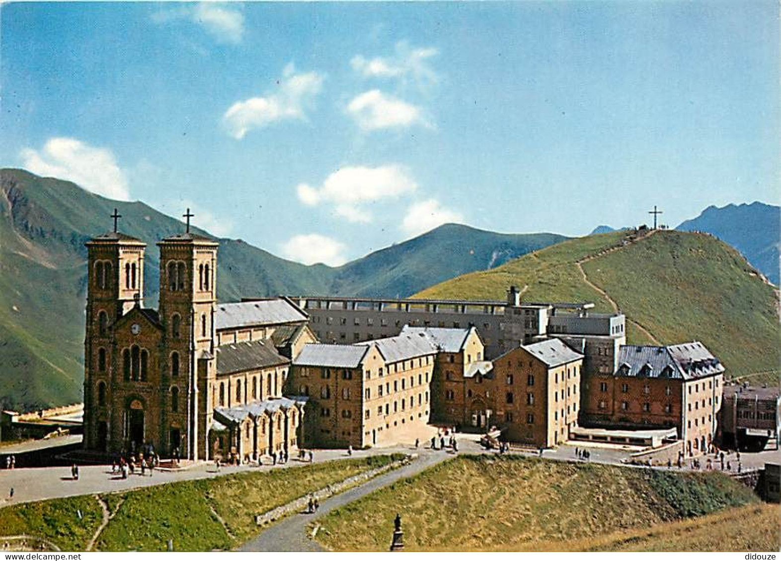 38 - La Salette - Sanctuaire Notre Dame de la Salette - Le Sanctuaire et la Croix du Planeau - Lieu de Pèlerinage - CPM