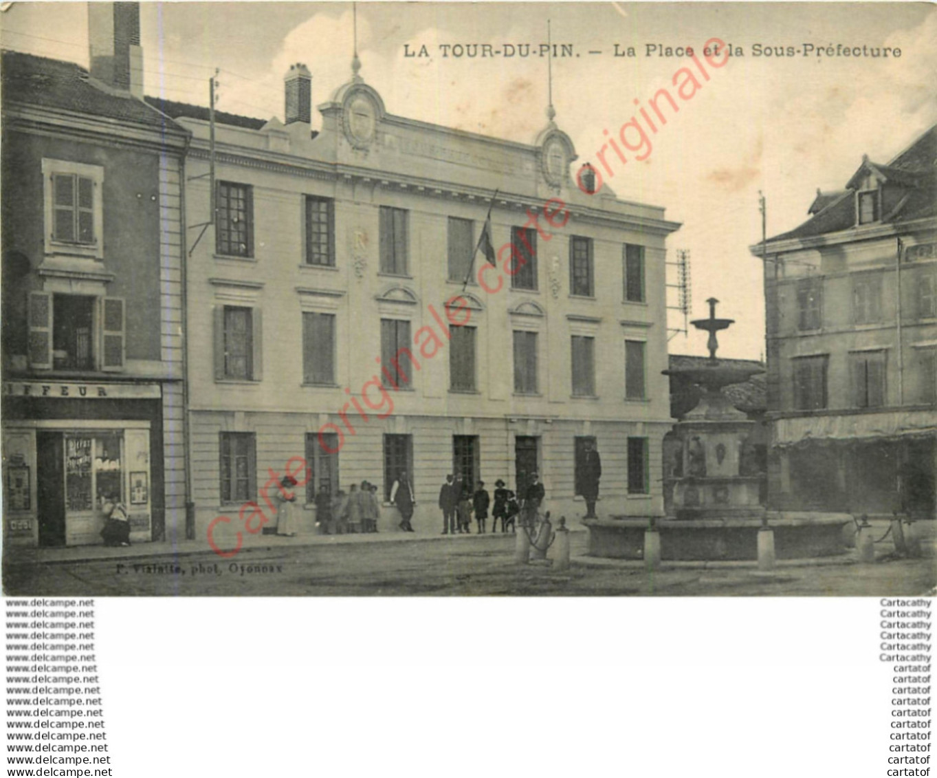 38.  LA TOUR DU PIN .  La Place et la Sous-Préfecture .
