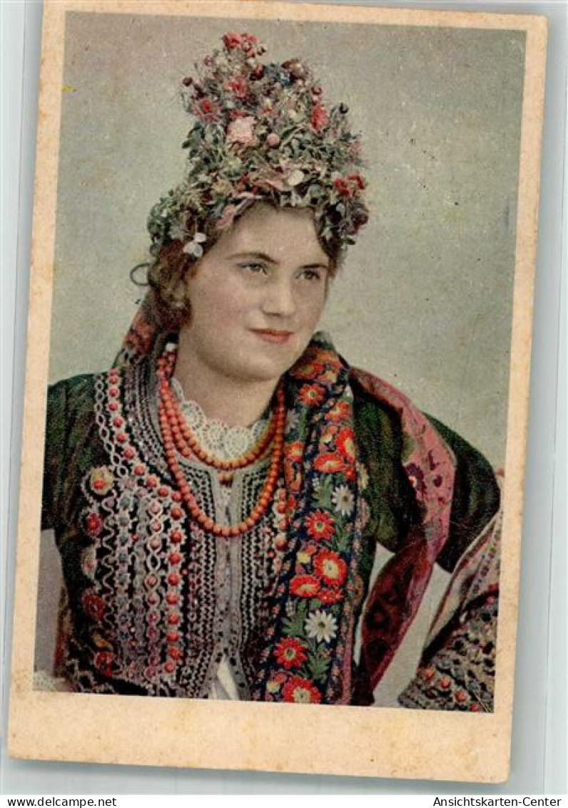 38151156 - Junge Frau in landestypischer Tracht mit Blumenschmuck im Haar