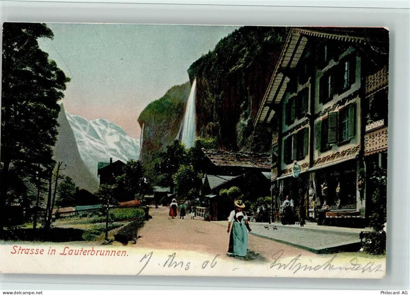 3822 Lauterbrunnen - Staubbach Strasse in Lauterbrunnen Spaziergängerinn... - 12113462
