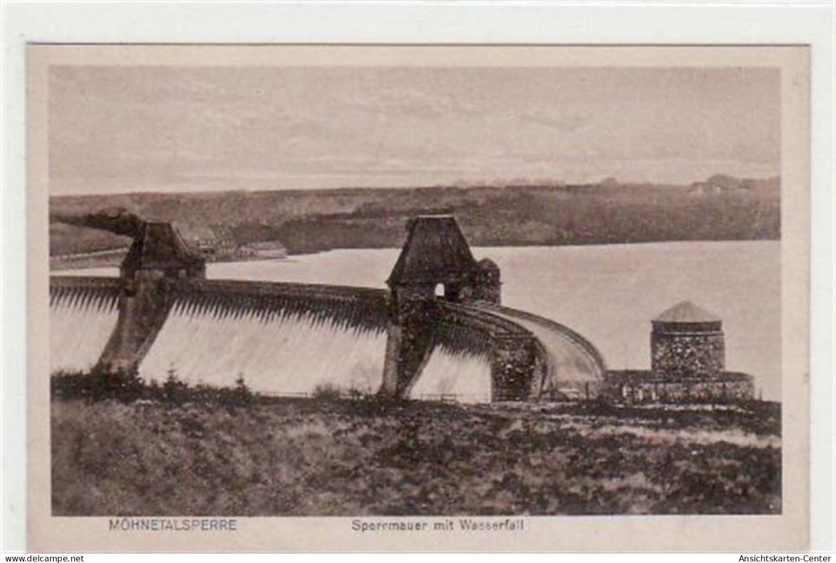 39064620 - Moehnetalsperre mit Sperrmauer und Wasserfall ungelaufen  Gute Erhaltung.