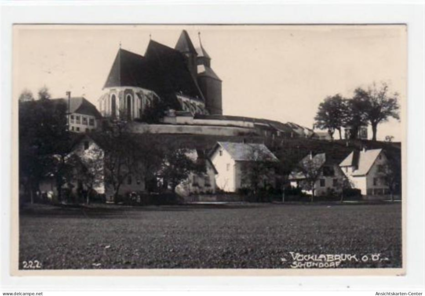 39065970 - Voecklabruck, Schoendorf mit Blick auf die Kirche gelaufen, mit Marke und Stempel von 1933. Gute Erhaltung.