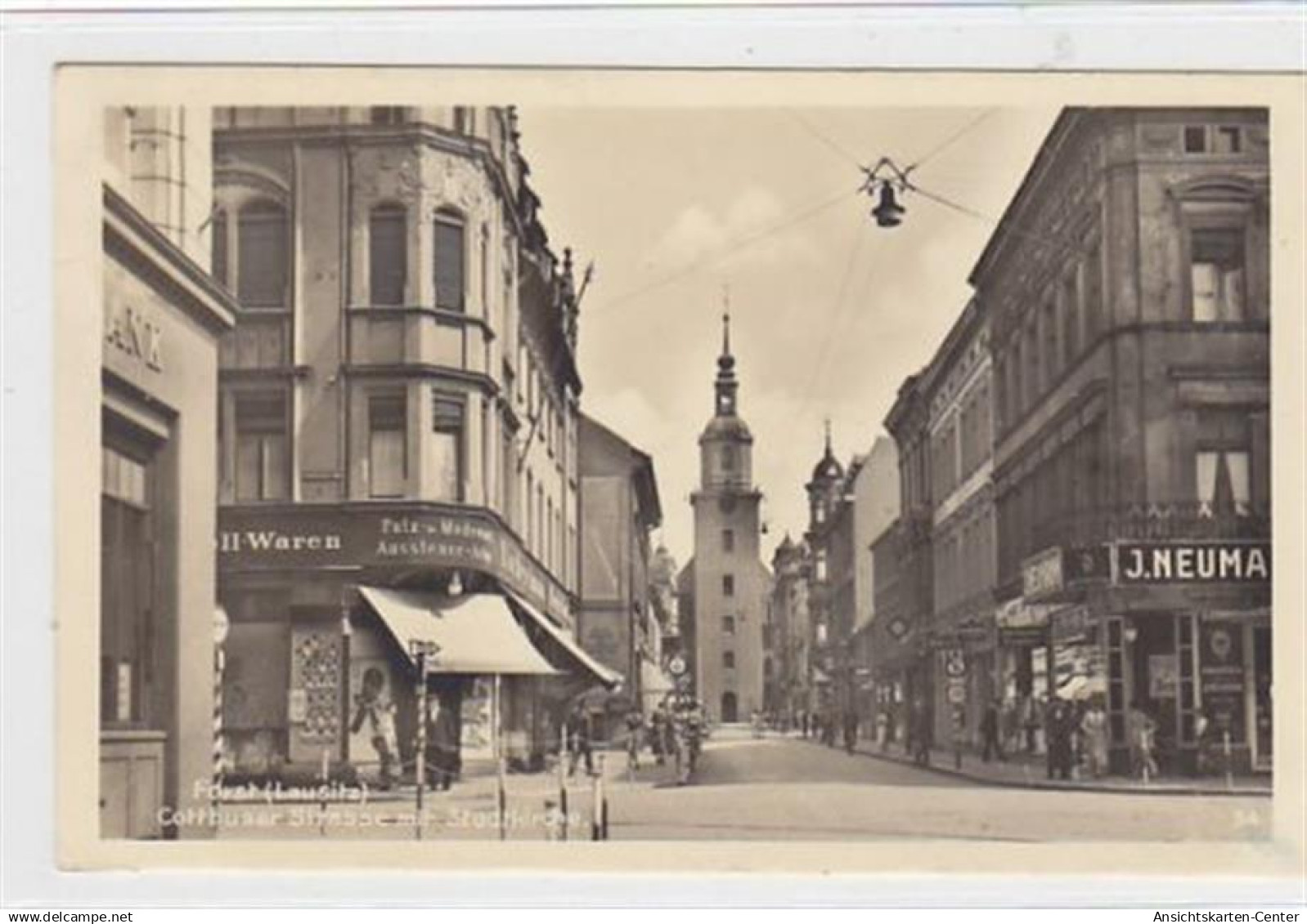 39084035 - Forst ( Lausitz ). Cottbuser Strasse mit Geschaeften und Stadtkirche gelaufen, 1948. Gute Erhaltung.