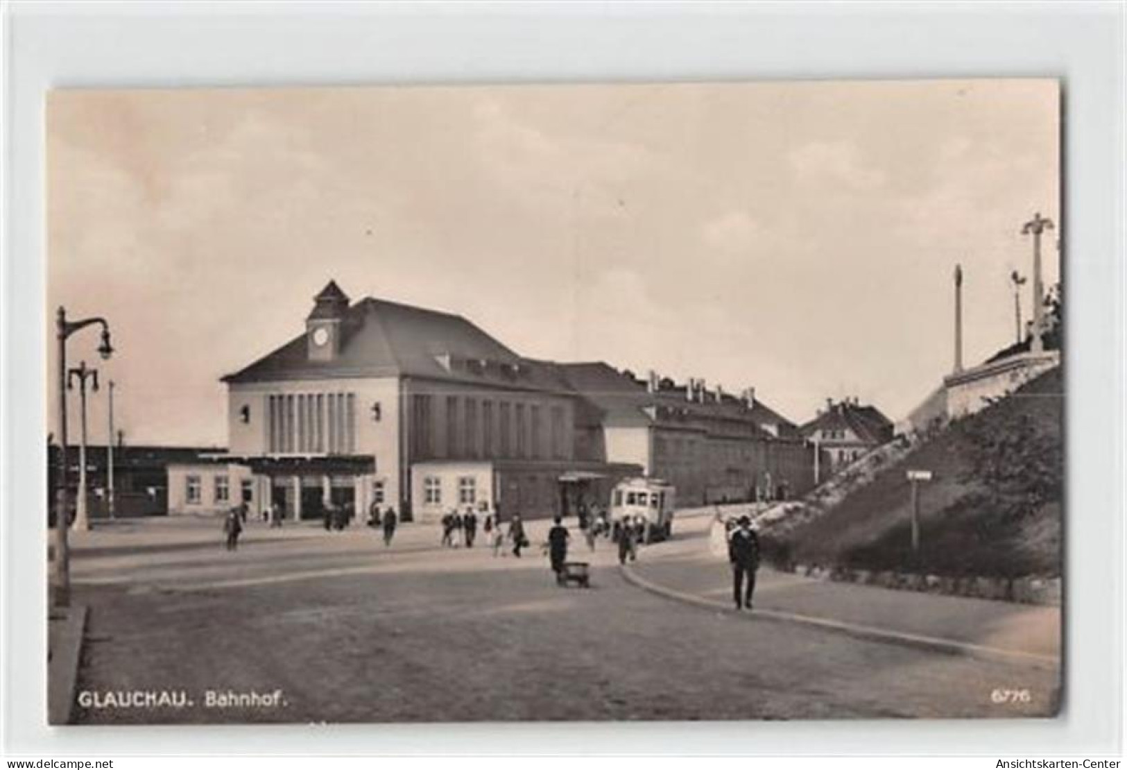 39116174 - Glauchau. Bahnhof mit Personen und Bus ungelaufen  Sehr gut erhalten.