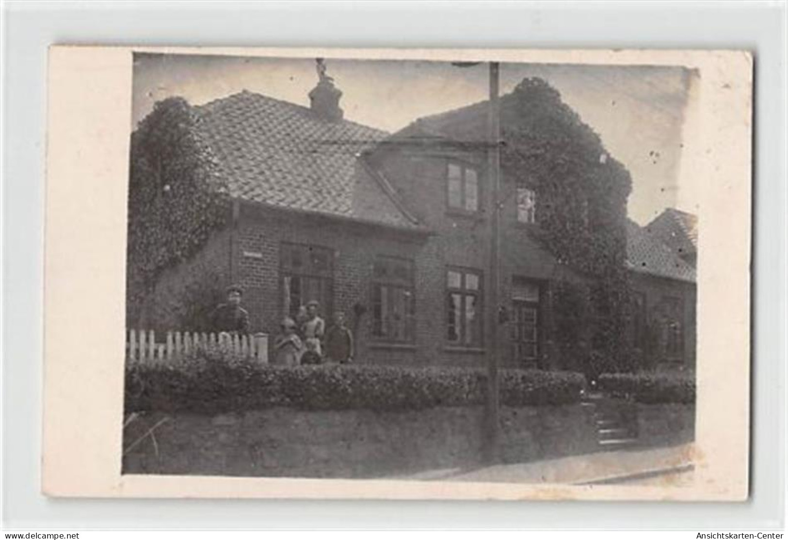 39124873 - Seltene Fotokarte Gettorf. Haus in der Herrenstrasse mit Personen davor. gelaufen. Leichter Stempeldurchdruc