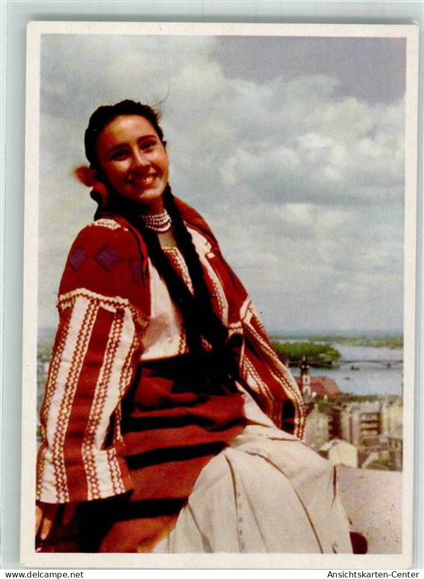 39825919 - Friedenskaempferin Afghanistan Die Jugend der Welt will den Frieden