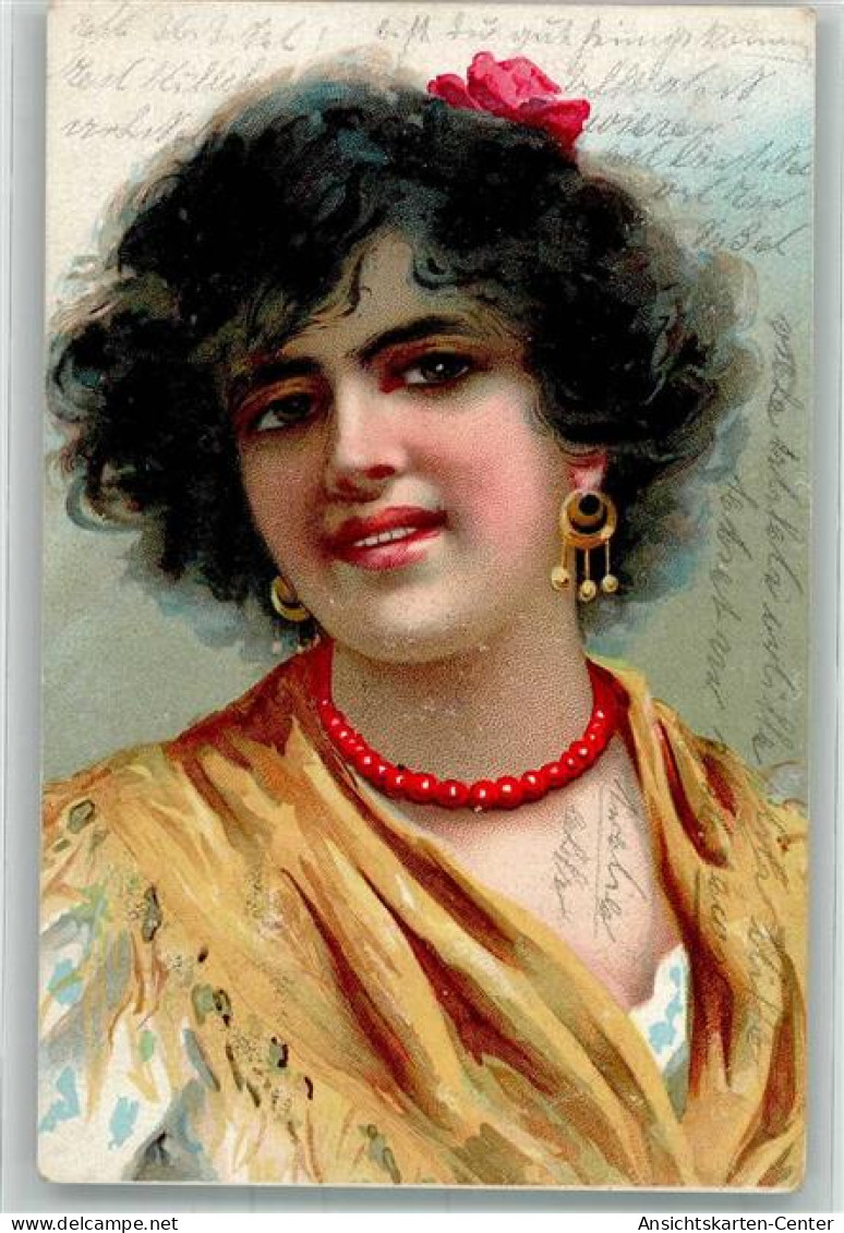 39992653 - Frauenschoenheit mit Ohrringe Halskette  Blume im Haar