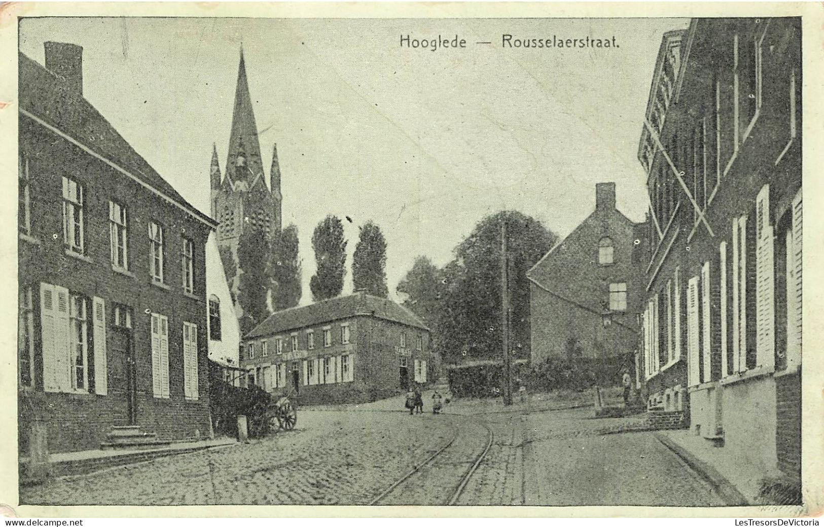 [-40%] BELGIQUE - Hooglede - Rousselaerstraat - rail - église - rue - Village - animé - Carte postale ancienne