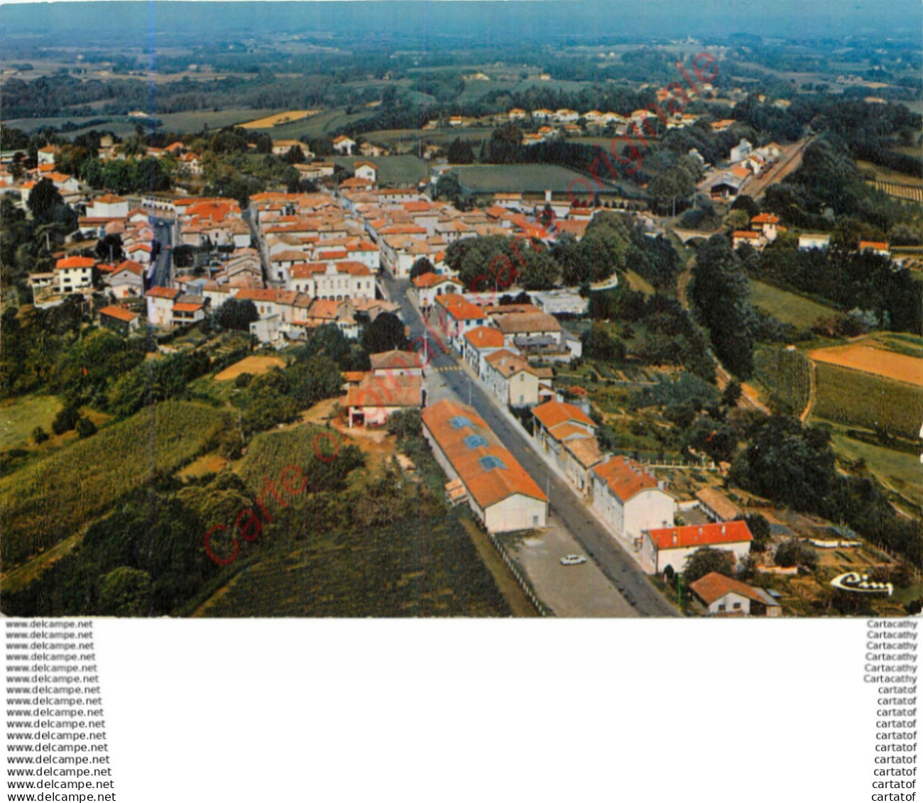 40.  MONTFORT en CHALOSSE .  Vue générale aérienne .