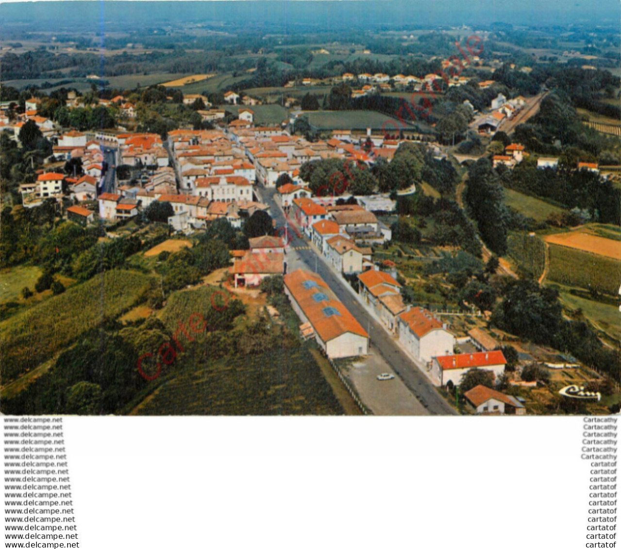40.  MONTFORT en CHALOSSE .  Vue générale aérienne .