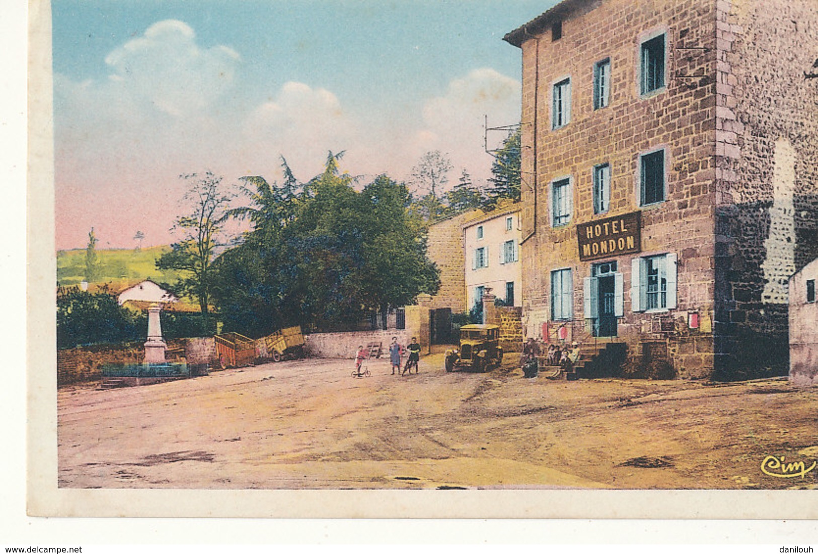 42 // SAINT JEAN SOLEYMIEUX    place du monument aux morts