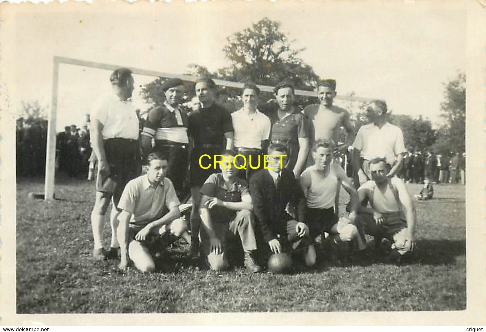 44 Ligné, photo originale d'une équipe de football ( avec prêtre ? )